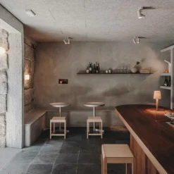 01 Hocker