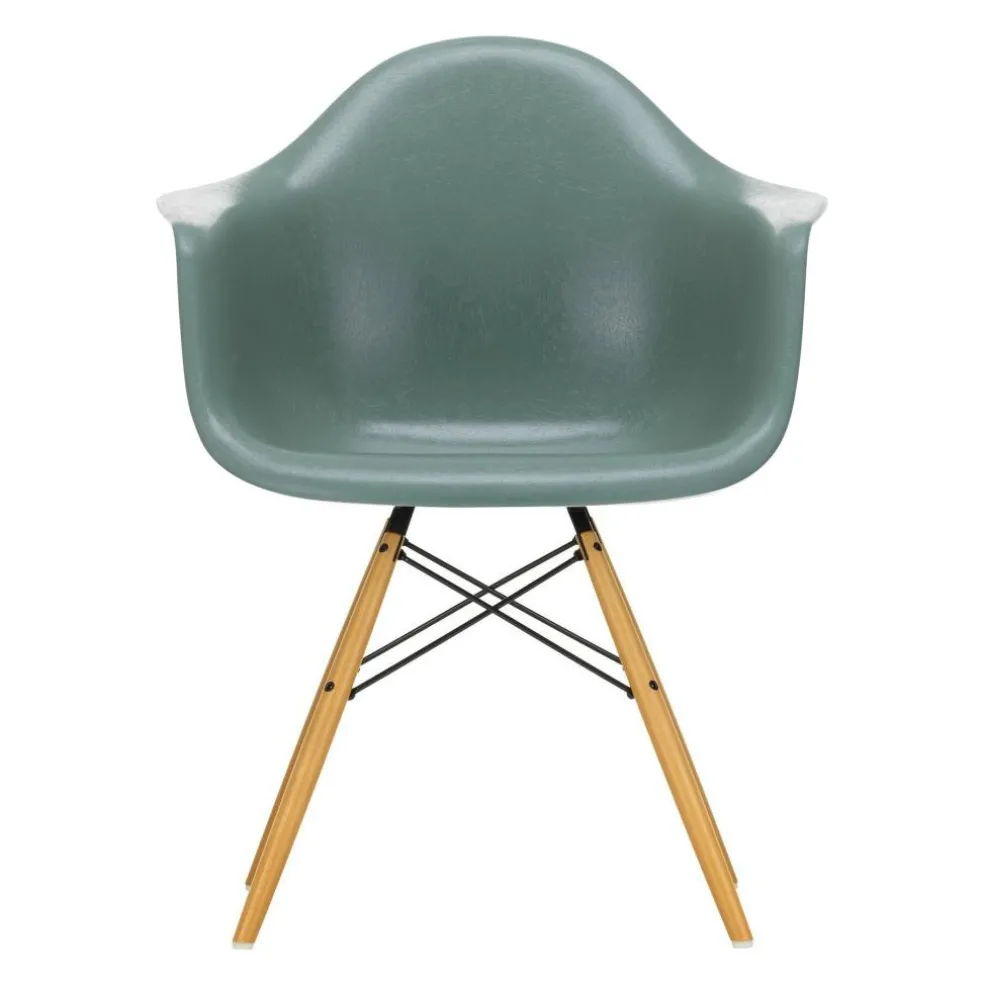 Eames Fiberglass Armchair DAW Ahorn gelblich
