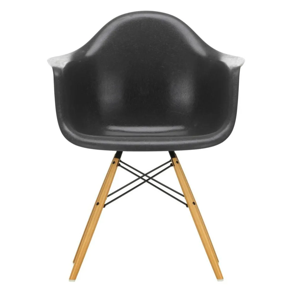 Eames Fiberglass Armchair DAW Ahorn gelblich