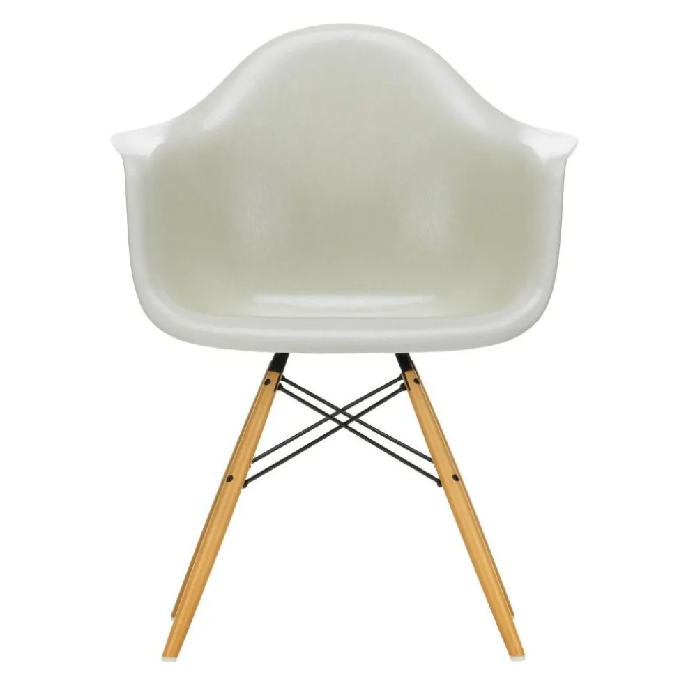 Eames Fiberglass Armchair DAW Ahorn gelblich