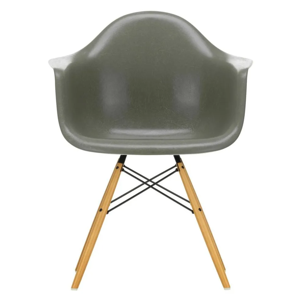 Eames Fiberglass Armchair DAW Ahorn gelblich