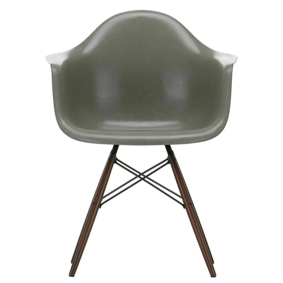 Eames Fiberglass Armchair DAW Ahorn dunkel