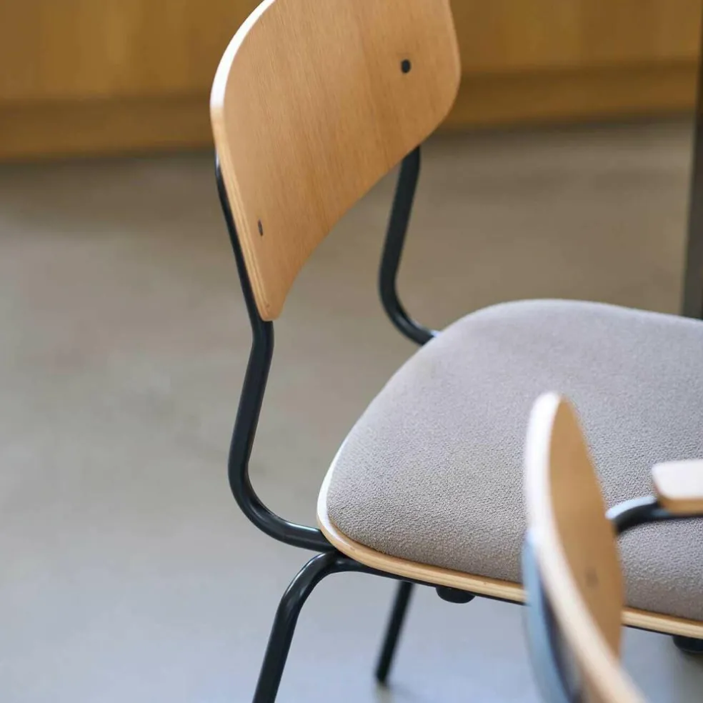 J182 Holmen Stuhl stapelbar gepolstert
