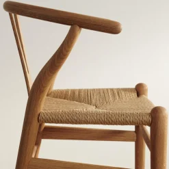 Limited Edition CH24 Wishbone Kinderstuhl