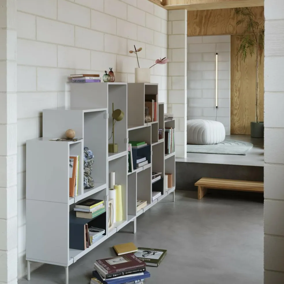 Stacked 2.0 Podium mit Rohrgestell 131x35cm