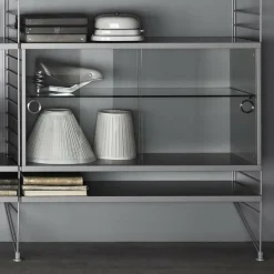 String System Vitrinenschrank mit Schiebtüren