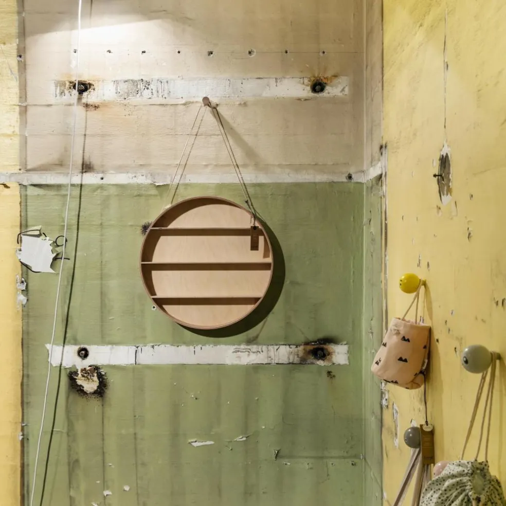 The Round Dorm Wandregal